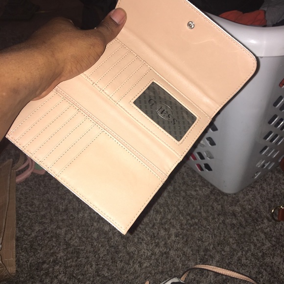 Guess purse - Picture 3 of 3